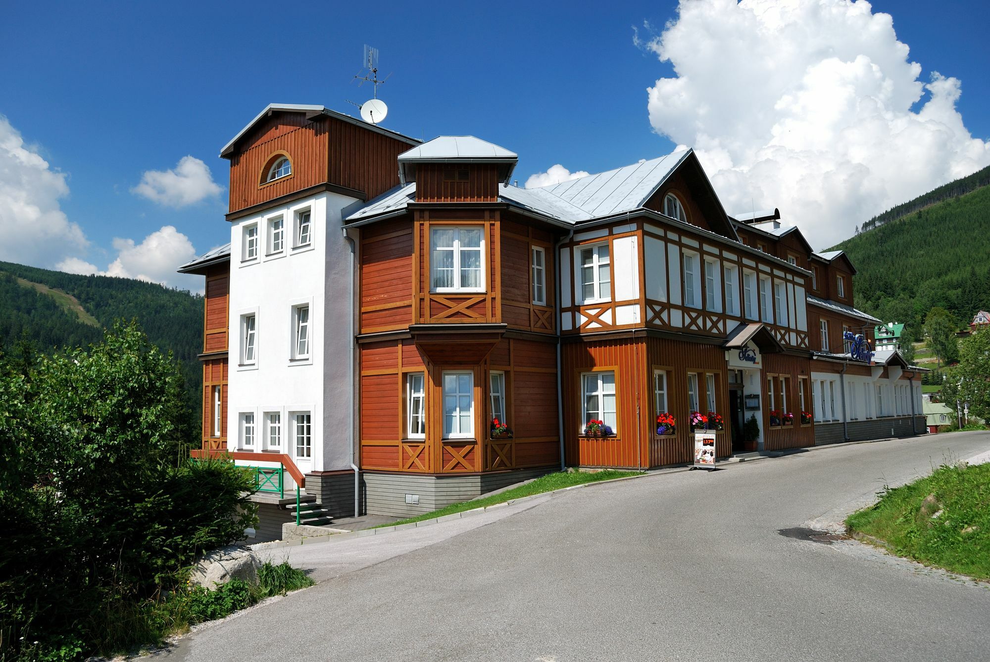Hotel Snezka Spindleruv Mlyn Exterior foto