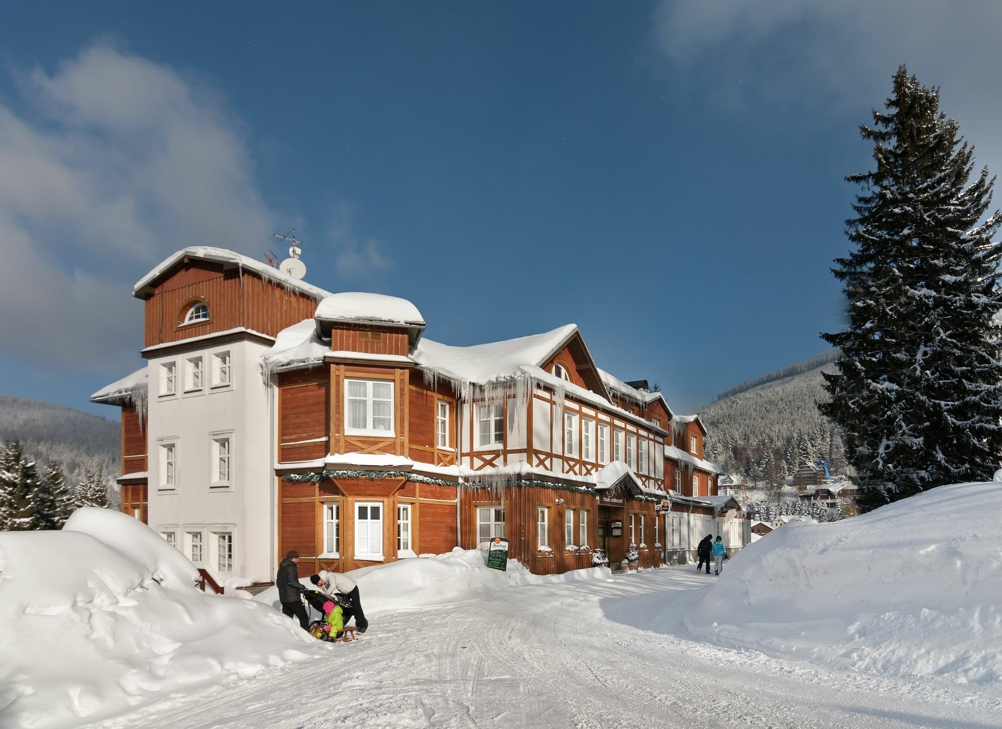 Hotel Snezka Spindleruv Mlyn Exterior foto